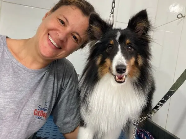 Profissional do Espaço CatDog com cão após o banho e tosa