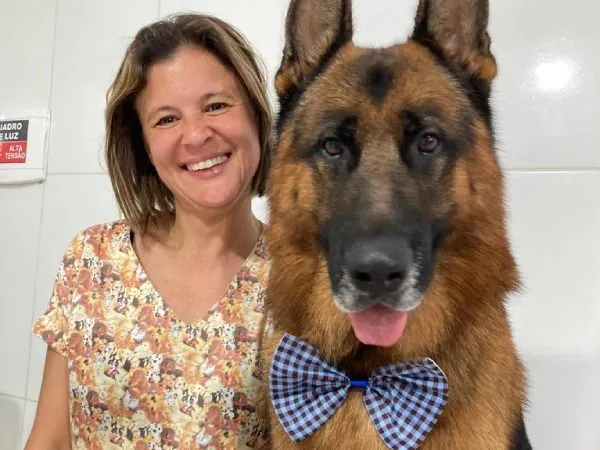Profissional do Espaço CatDog com cão pastor-alemão após a tosa